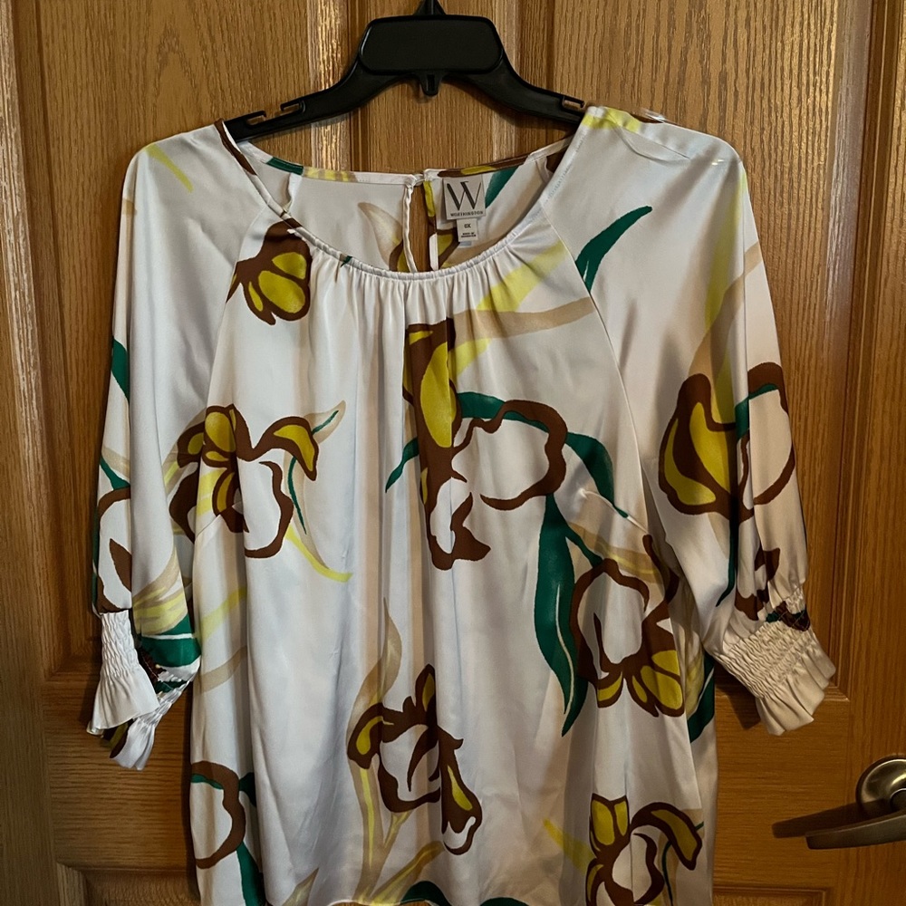 3/4 length sleeve. Like new